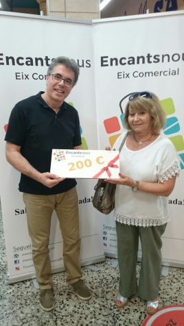 Encantsnous Eix Comercial entrega el vale de compra de 200 del concurso 'El comercio late' del ao 2016