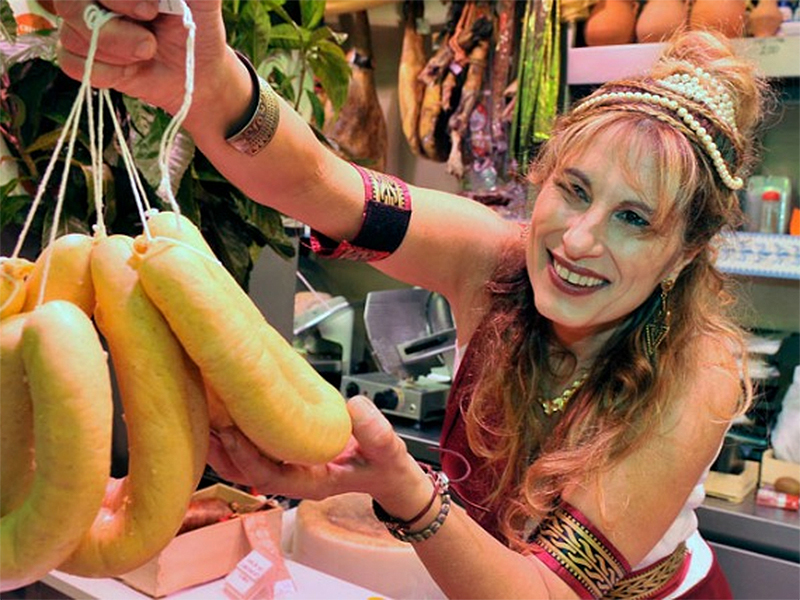 Botifarra dou, coca de llardons i truita: la rica gastronomia carnavalesca